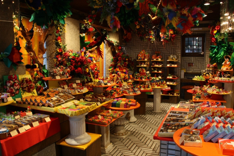 vitrine-LA VERDIERE-min_candy_store_chocolate_shop_chocolate_switzerland-393515